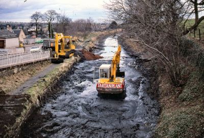 214 LUCS A1298 Canal drained at Manse Rd bridge 1988