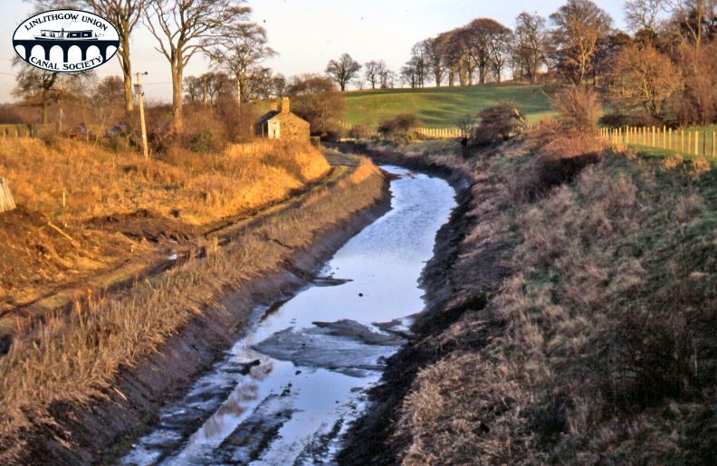 234 LUCS A2182 Canal dewatered at Woodcockdale 1985