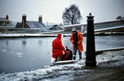 214 LUCS A0295 Ice forces Santa to arrive by sledge 12/12/81