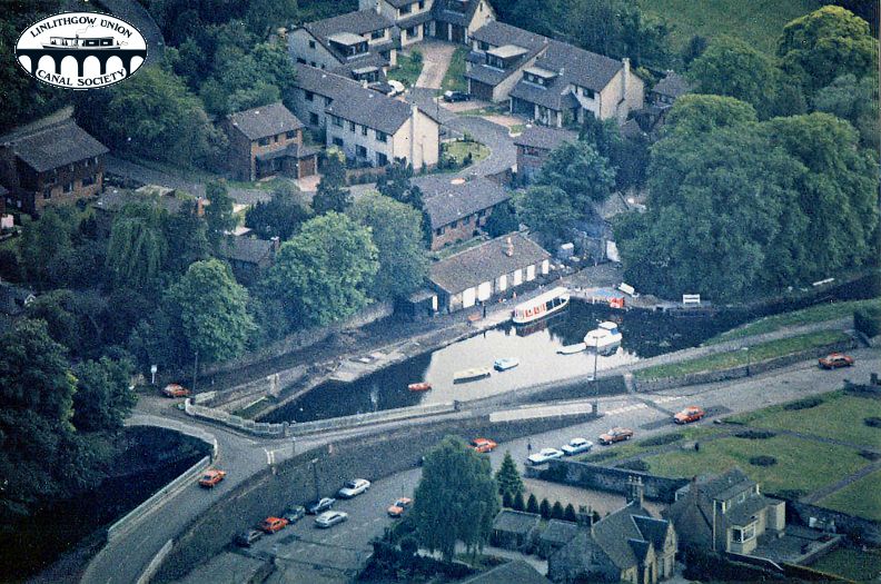 214 LUCS V5001 Aerial view of Linlithgow canal basin 1989