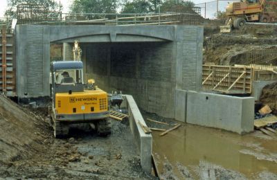 249 LUCS R0057 Bridge construction at Vellore Rd